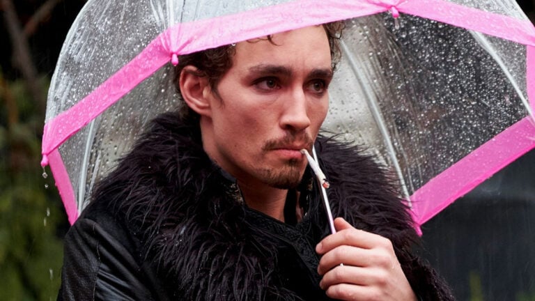 Is Robert Sheehan Gay, Bisexual, or Straight? His Sexuality Explained