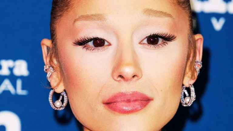 Ariana Grande Asks Photographers to Stop Shouting at ‘Wicked’ Premiere