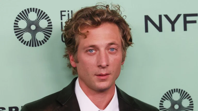 Jeremy Allen White Flaunts Muscles During Casual l.a Outing