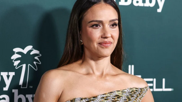 ‘Sin City’ Star Jessica Alba Stuns in Tiny Bikini During Sunny Aussie Getaway