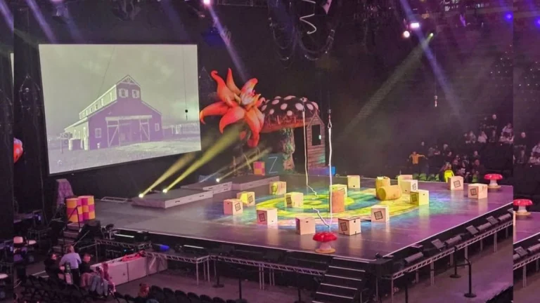 [Watch] ‘Wizard of Oz’ Show Turns Chaotic: Audience Throws Trash and Food at Actors Over “Atrocious” Performance