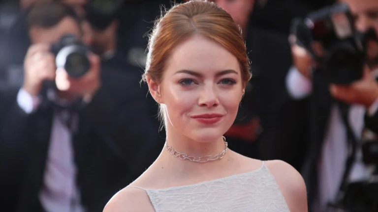 Emma Stone, 37, Flaunts Her Alluring Curves in a Dazzling Silver Gown That Commands the 2026 Oscars Red Carpet