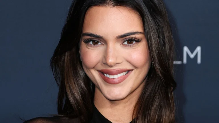 Kendall Jenner Flaunts Her Sculpted Curves in a Skin-Hugging Blue Gown at the Vanity Fair Oscars Bash