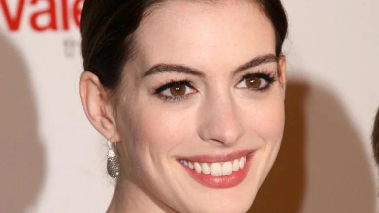 Viewers Question Anne Hathaway’s Appearance at Oscars as Face Looks Different