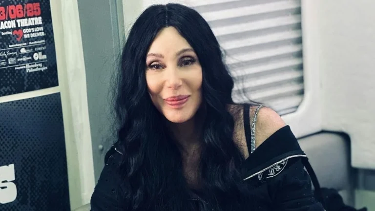 Cher Causes Confusion at the Grammys After Naming the Wrong Winner on Stage