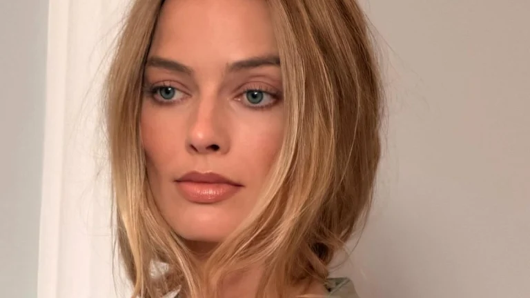 Margot Robbie Dazzles in a Golden Corseted Look in a Sizzling Throwback