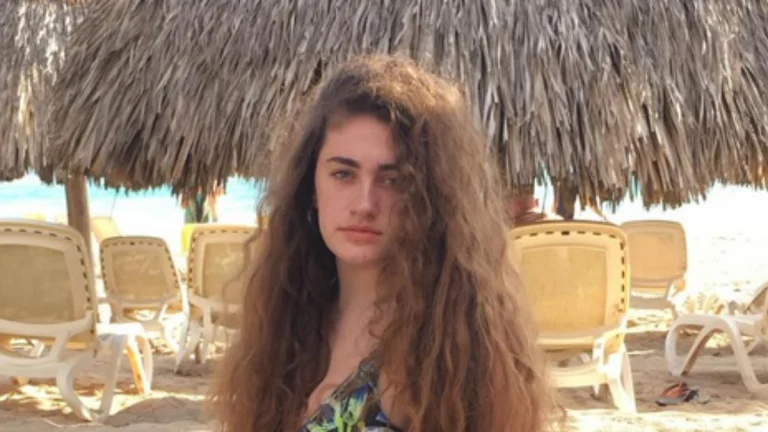 Rachel Anne Sennott Wows Fans in an Angelic White Look