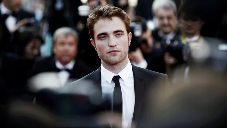 A Horror Movie Terrified Robert Pattinson Enough To Sleep With Two Knives