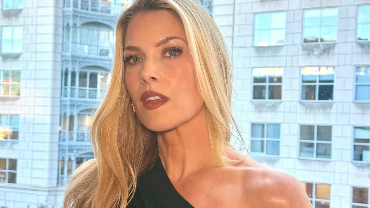 Ali Larter feiert ihren 50. Geburtstag und dominiert den roten Teppich der ...