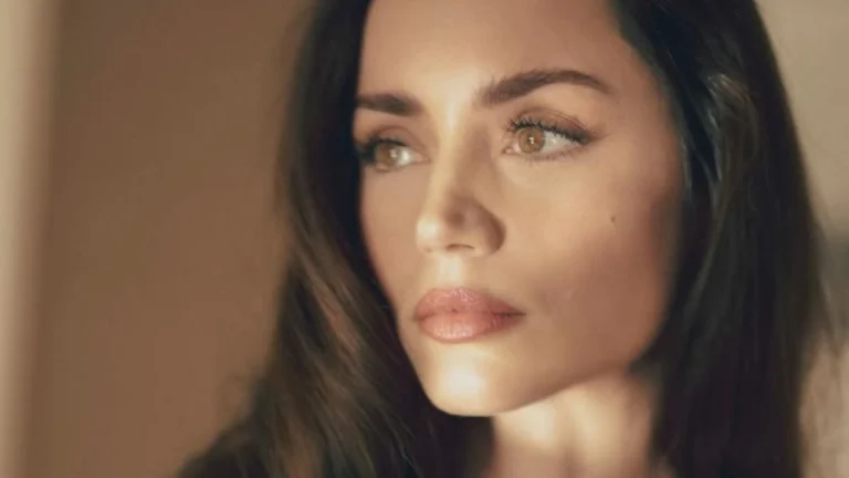 Ana de Armas Flaunts Toned Curves in Grey Leggings and Microtop