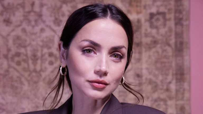 Ana de Armas Shows Off Killer Curves in Grey Leggings and Tiny Top