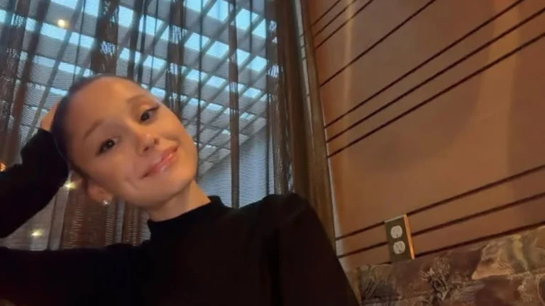 Ariana Grande Shares Rare Behind-the-Scenes Pic From Tour Rehearsals With Dancers