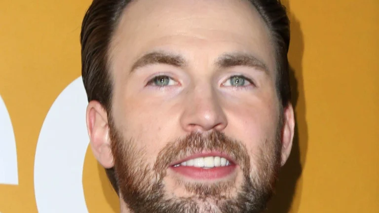 Chris Evans, 44, Dominates the Oscars in a Sharp Black Ensemble That Radiates Danger and Desire