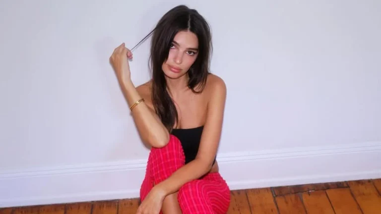 Emily Ratajkowski Flaunts Maximum Curves in the World’s Tiniest Bikini