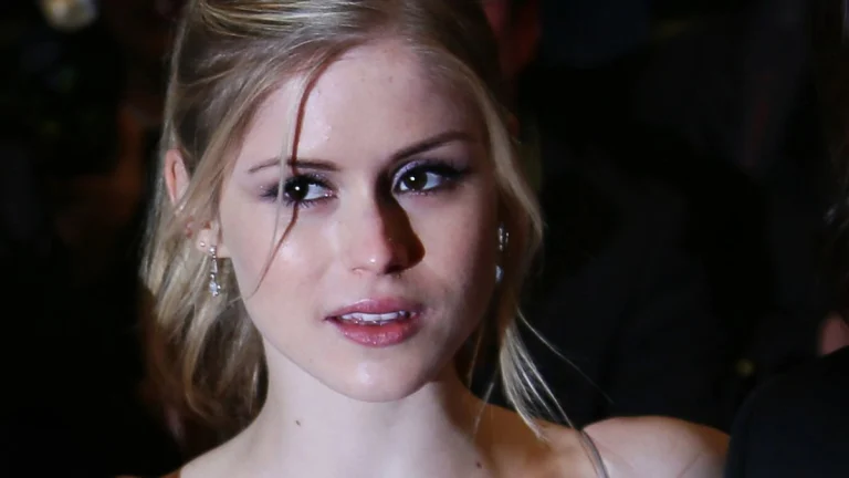 Erin Moriarty Flaunts Her Curves in Tight Black Top and Casual Jeans