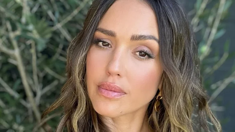 Jessica Alba (44) Stuns Online With Ageless Beauty, While She Looks Like She’s in Her Twenties