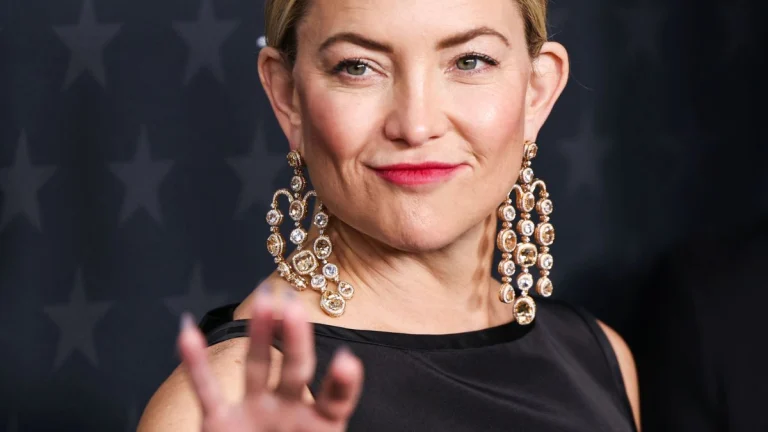 Kate Hudson, 46, Flaunts Toned Abs and Red-Carpet Glow in a Daring Black Crystal Gown at 2026 Vanity Fair Oscars