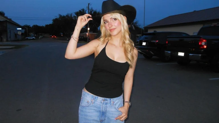 Former Child Star Steals Spotlight With Oscars 2026 Red Carpet Look