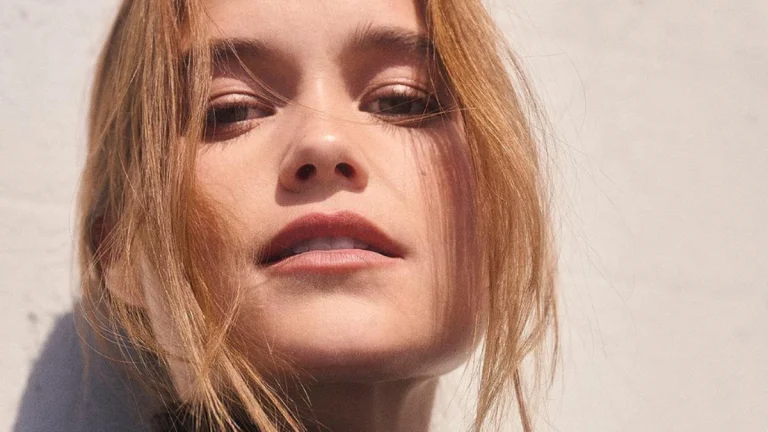 Sarah Catherine Hook Owns the Night in Daring Purple at the Actor Awards