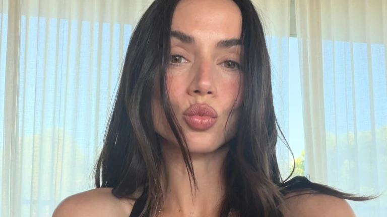 ‘Ballerina’ Star Ana de Armas’ Sporty Mirror Selfie Feels Like a Sneak Peek at Her Fitness Thriller Era