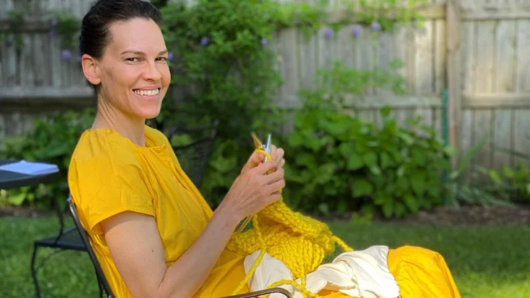 ‘Yellowjackets’ Hilary Swank (52) Has a Hilariously Awkward Autograph Standoff With a Fan Who Wouldn’t Give Her Name